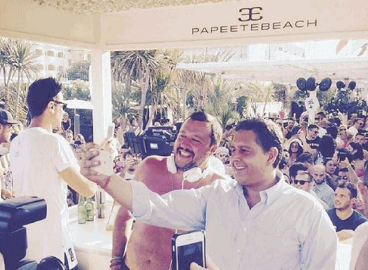 Salvini e la vergogna di Travaglio. Manda l'inviato al Papeete: "Cosa pensate di lui?", finisce in disgrazia