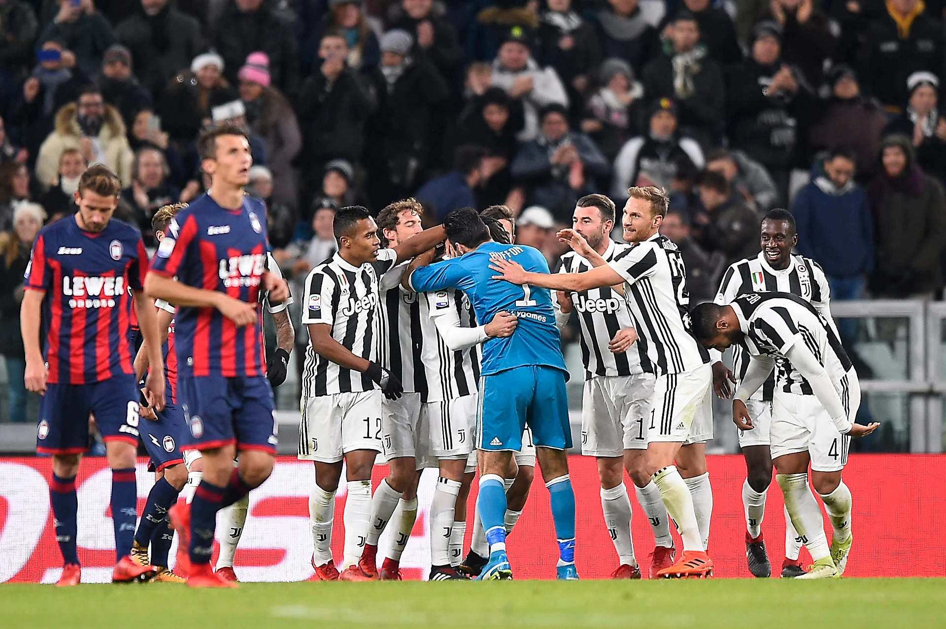 Calcio, serie A: Napoli fortunato, Milan solo pari a San Siro col Torino, Lazio raggiunta al 93'