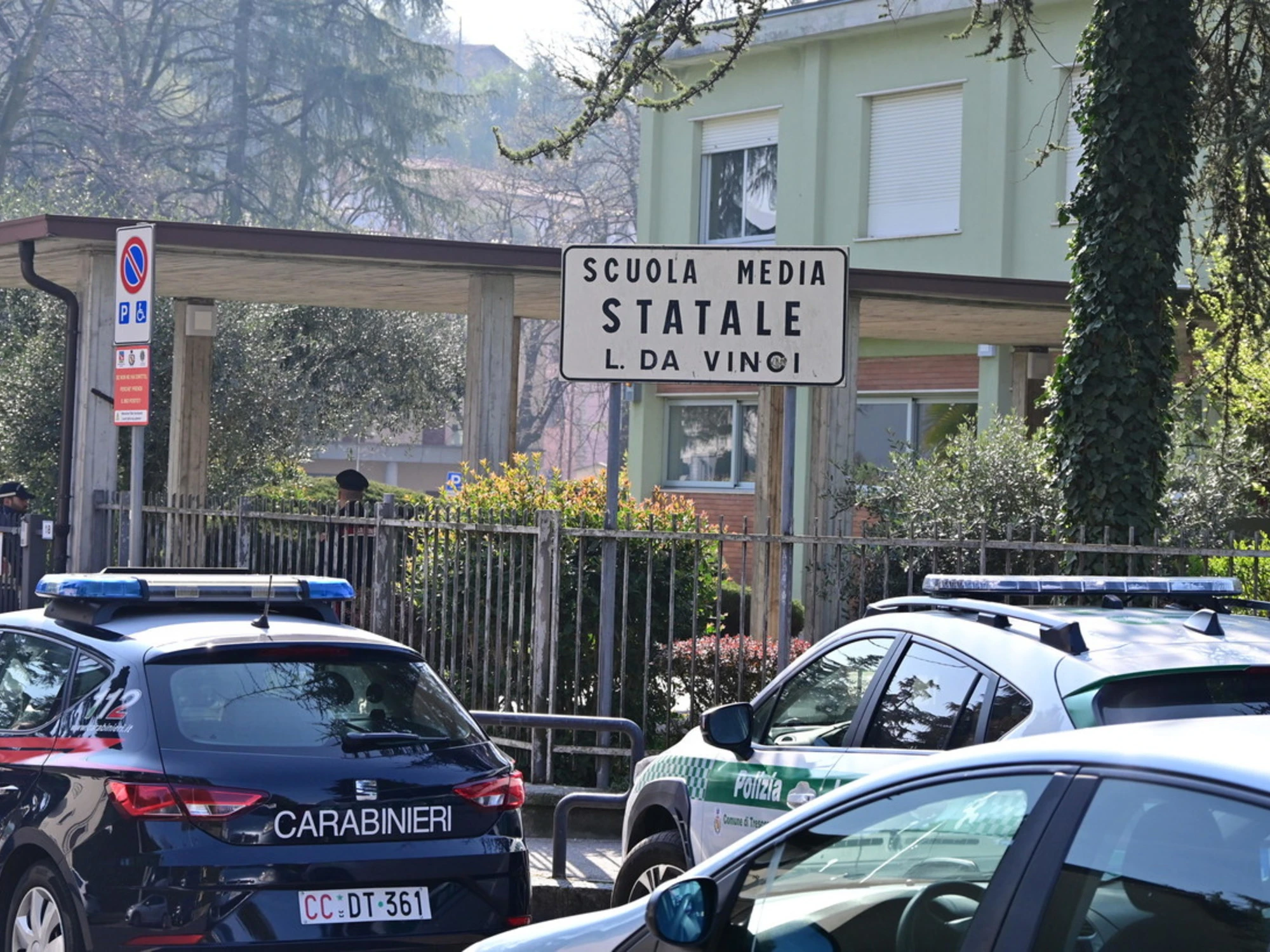 Bergamo, pantaloni da mimetica, coltello e pistola: chi è lo studente che ha accoltellato la prof