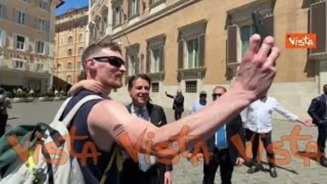 Leggi l'articolo: Fila di selfie per Conte a termine della dichiarazione a Montecitorio