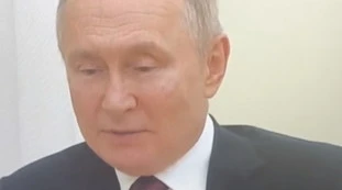 Vladimir Putin, la mano viola: com'è ridotta, un video inquietante