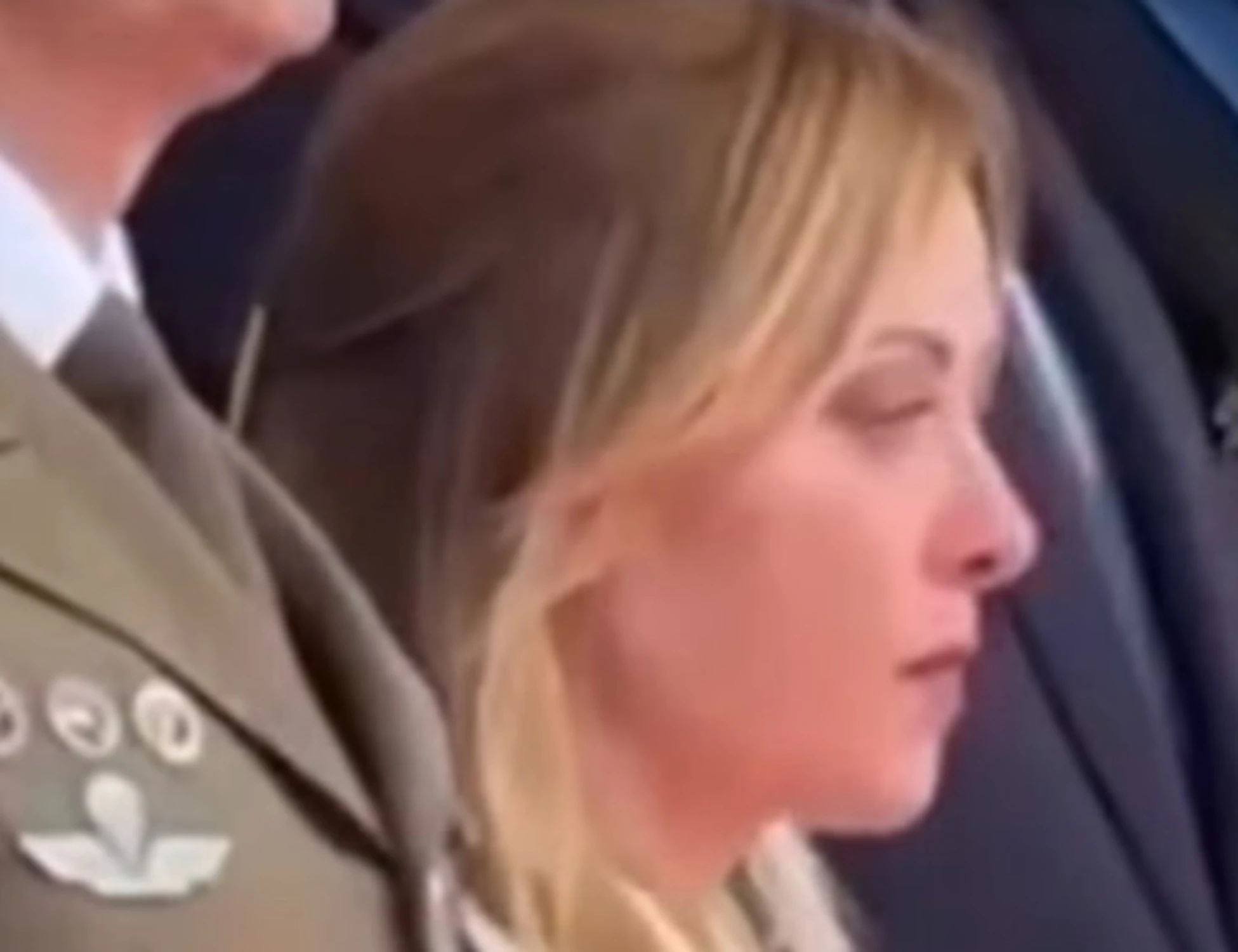 Giorgia Meloni, suonano l'Inno di Mameli e lei piange: italiana vera tra i carabinieri