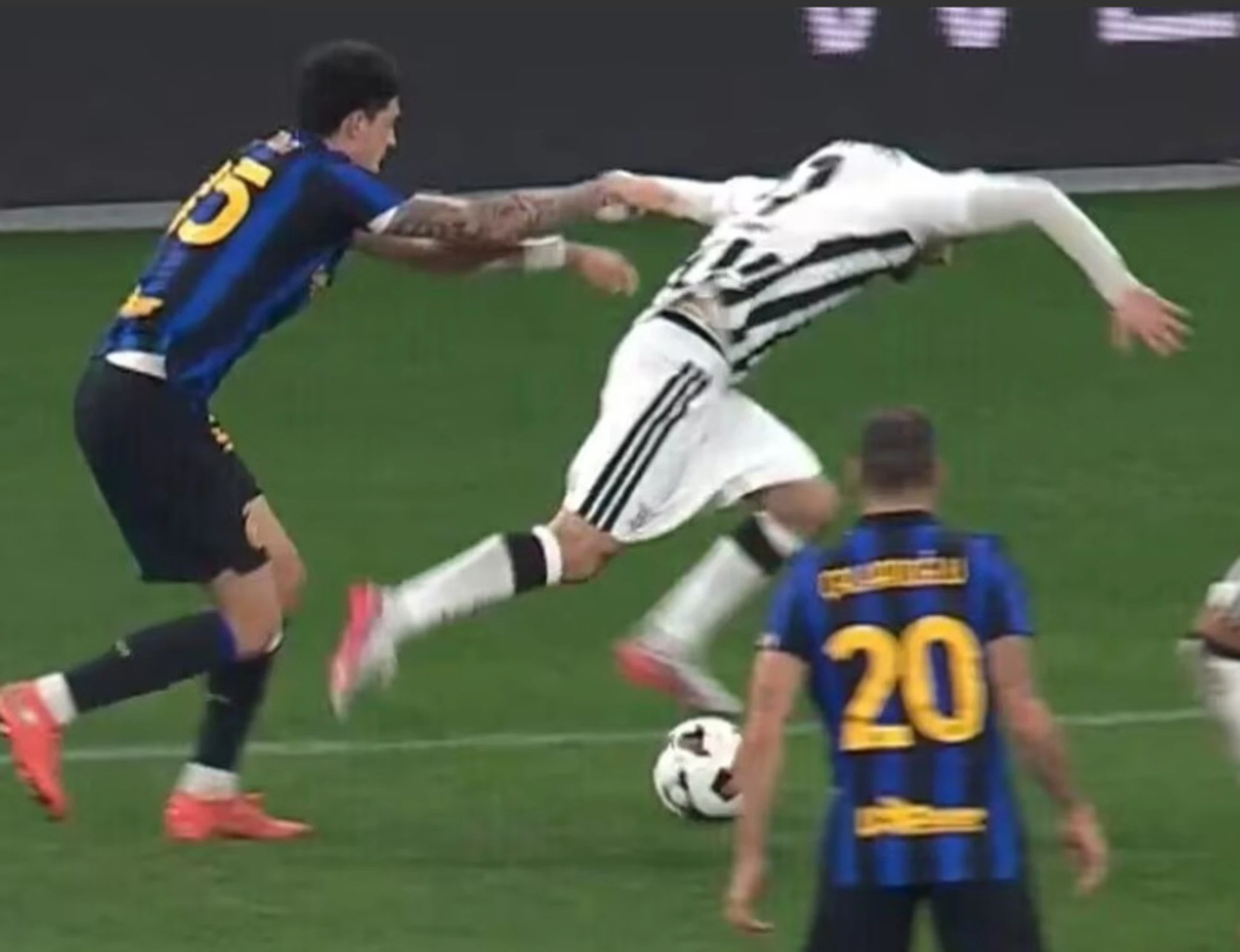 Juve-Inter, Alessandro Bastoni scaraventa a terra Zhegrova: rissa in campo