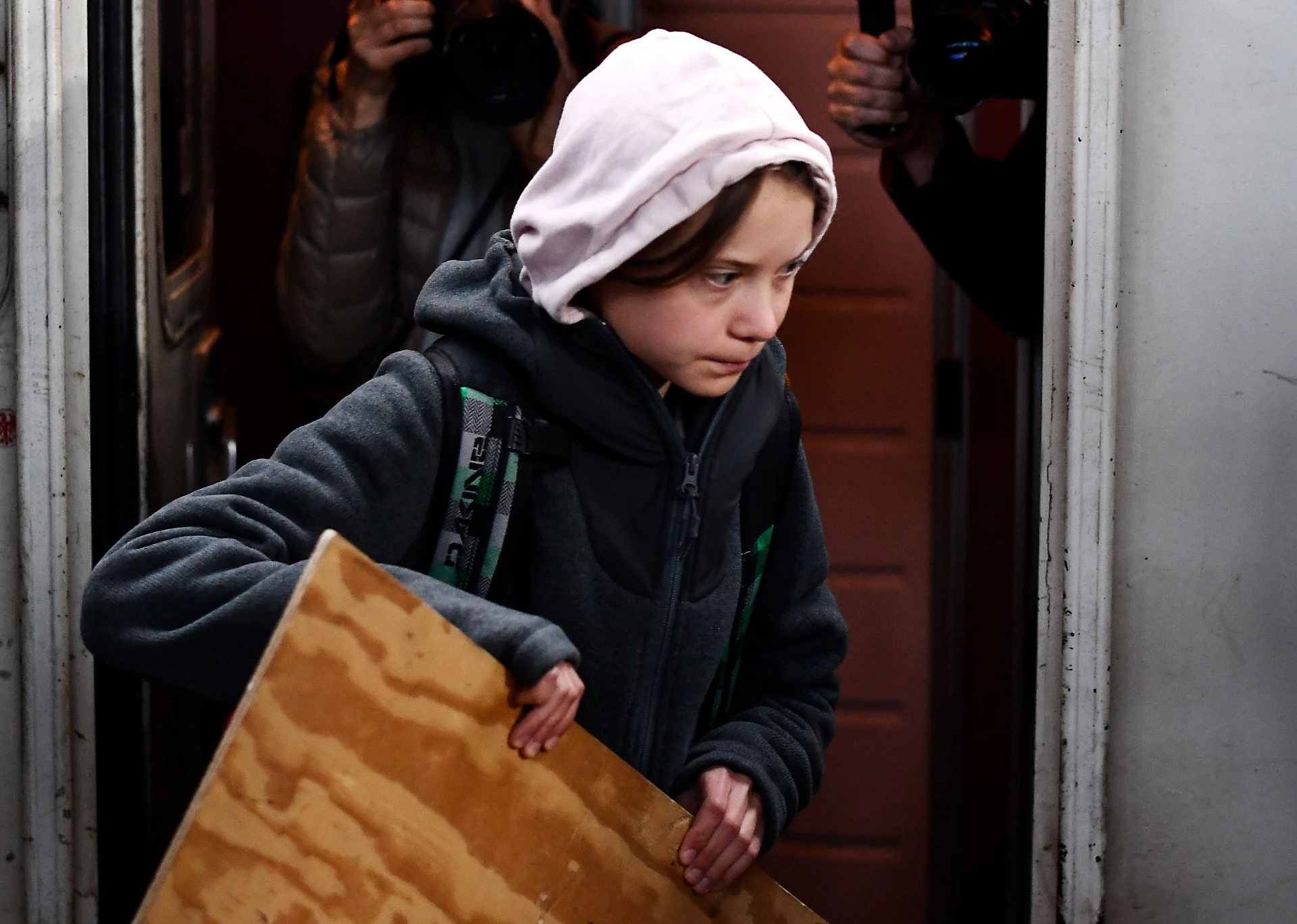 Greta Thunberg, che figuraccia. Beccata a viaggiare sul treno a gasolio (che inquina)
