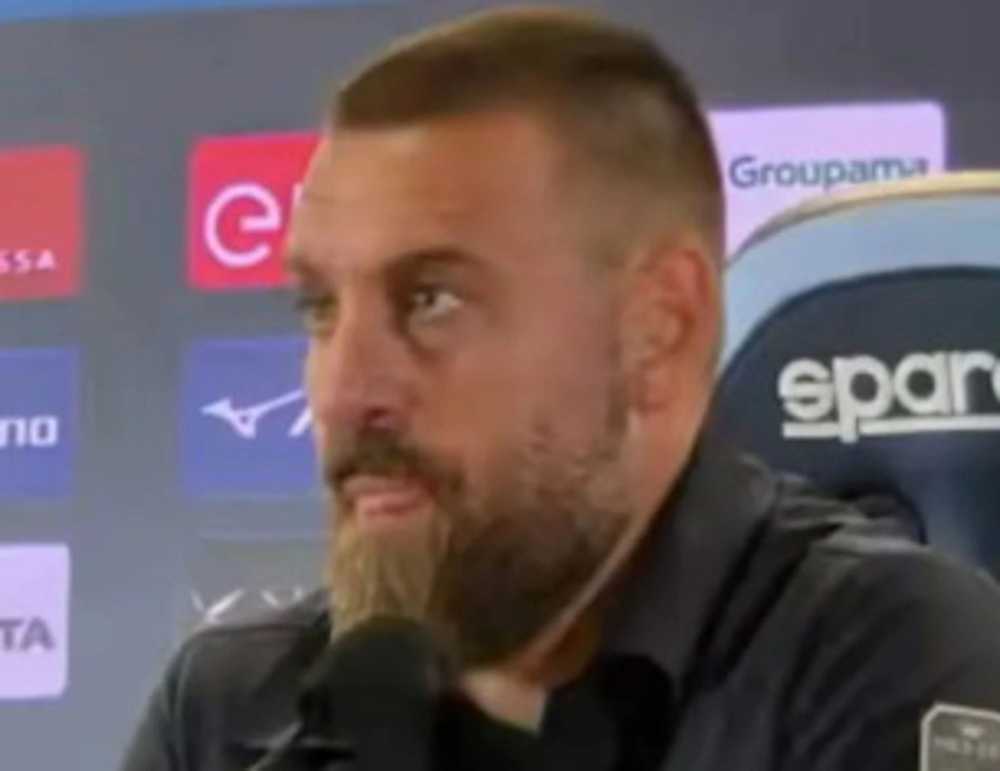 Daniele De Rossi sbotta contro il giornalista in conferenza stampa: "Sei un poveraccio"