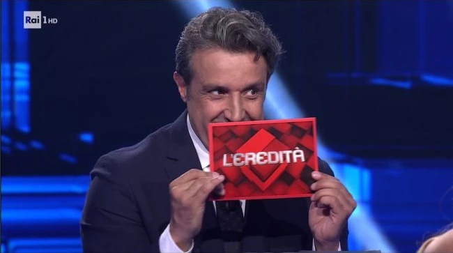 L'Eredità, il colpo con cui Flavio Insinna mette tutti a tacere: lo insultano? Lui risponde così: pazzesco