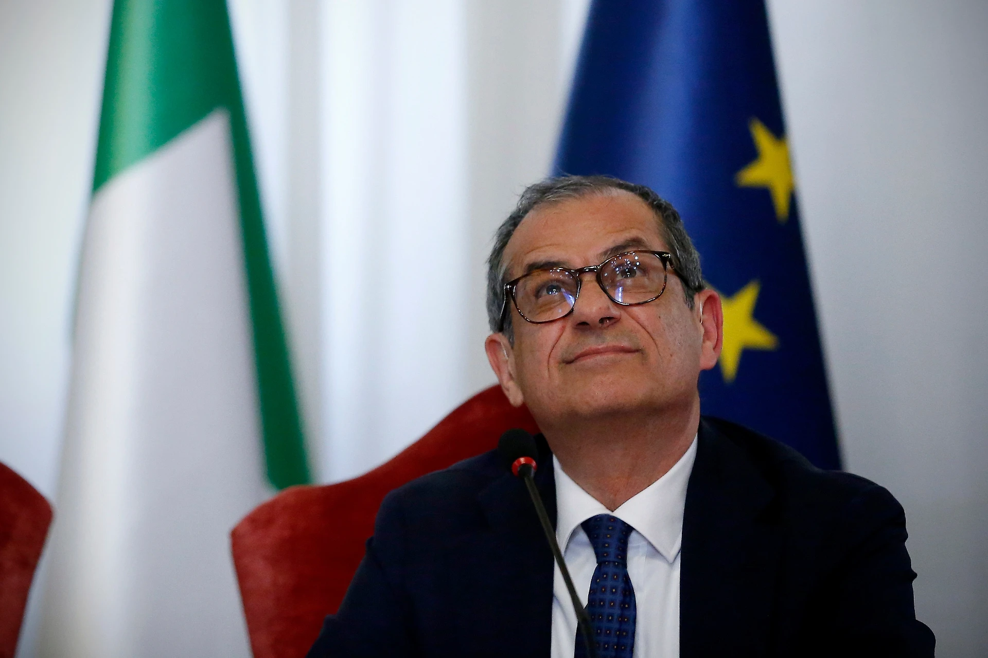 Def, il ricatto di Tria a Di Maio e Salvini: se passa la flat tax, aumenta l'Iva