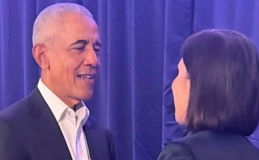 Elly Schlein importuna Obama per una foto ricordo E poi attacca l’Italia