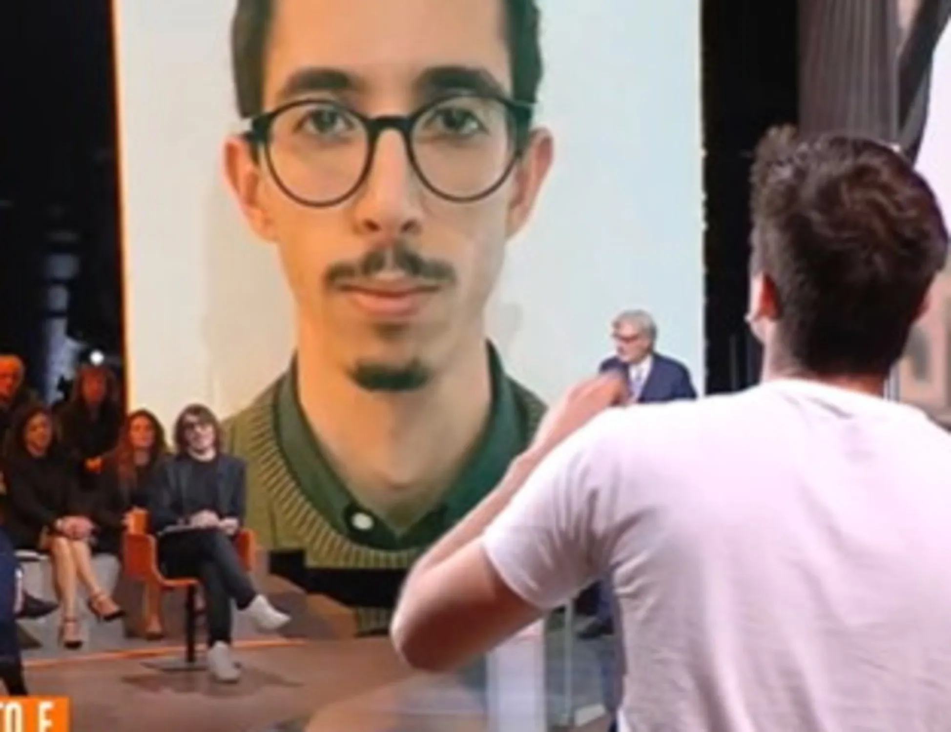 "Vai dallo psicologo!": Cruciani travolge lo studente 