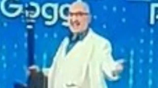 Domenica In, Mara Venier sbigottita: all'improvviso entra in studio lui. Non era previsto, è vestito così. Sconcerto in diretta