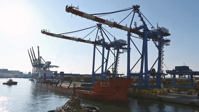 Medov, le operazioni di scarico delle nuove gru al terminal SECH di Genova