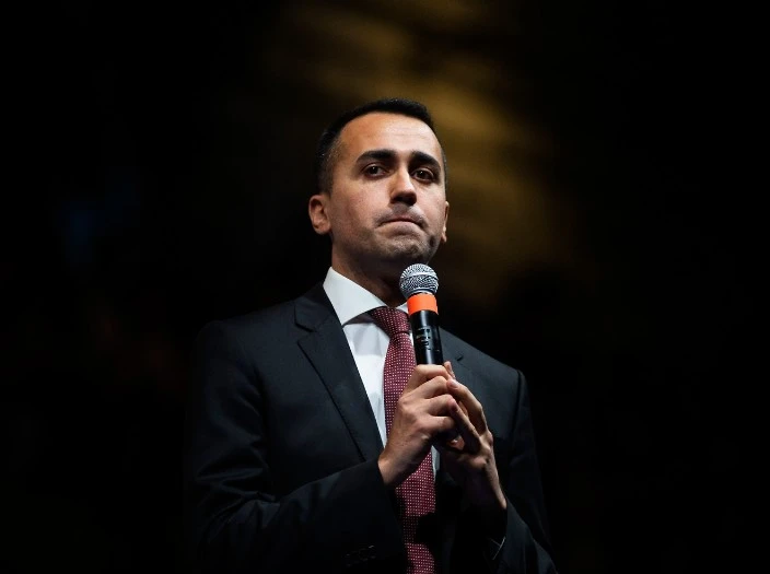 Luigi Di Maio, il retroscena su Aquarius: ha paura che Matteo Salvini punti a elezioni anticipate