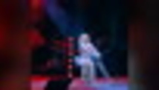 Noemi torna sul palco in stampelle dopo la brutta caduta