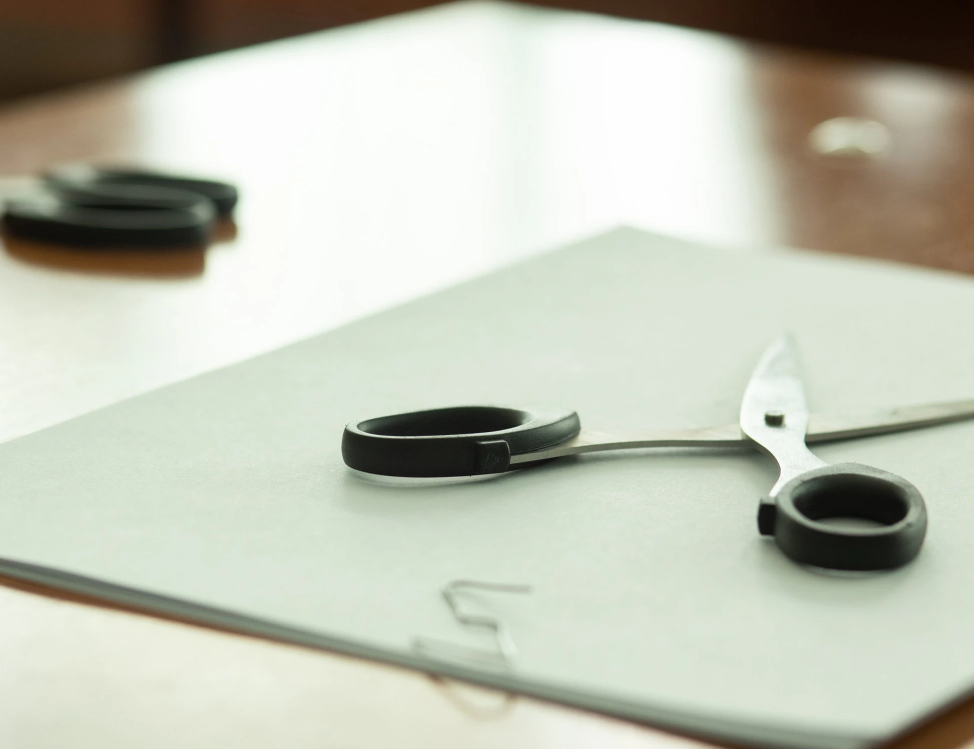 Pisa, ragazzina attira la compagna in bagno e la prende a forbiciate