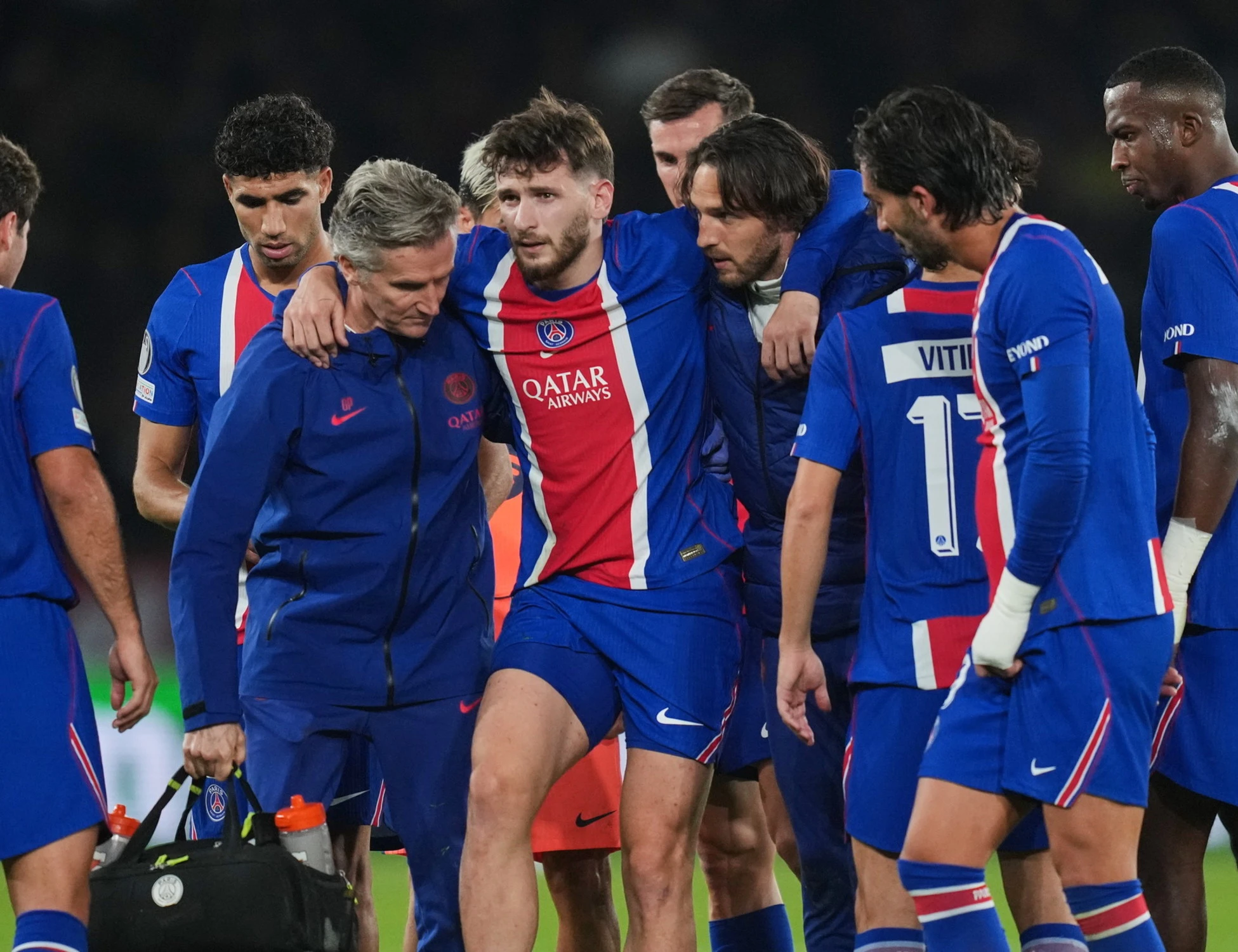 Psg, Kvaratskhelia fuori per mesi: si è rotto il legamento crociato