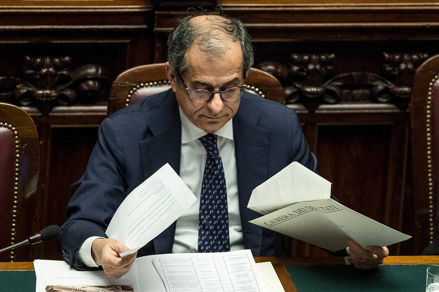 Tav, Giovanni Tria mandato al massacro: "Credo si farà". E intanto Toninelli... "No del M5s"