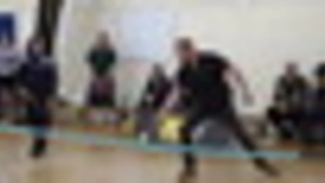 Il principe Harry gioca a pickleball in una scuola a Birmingham