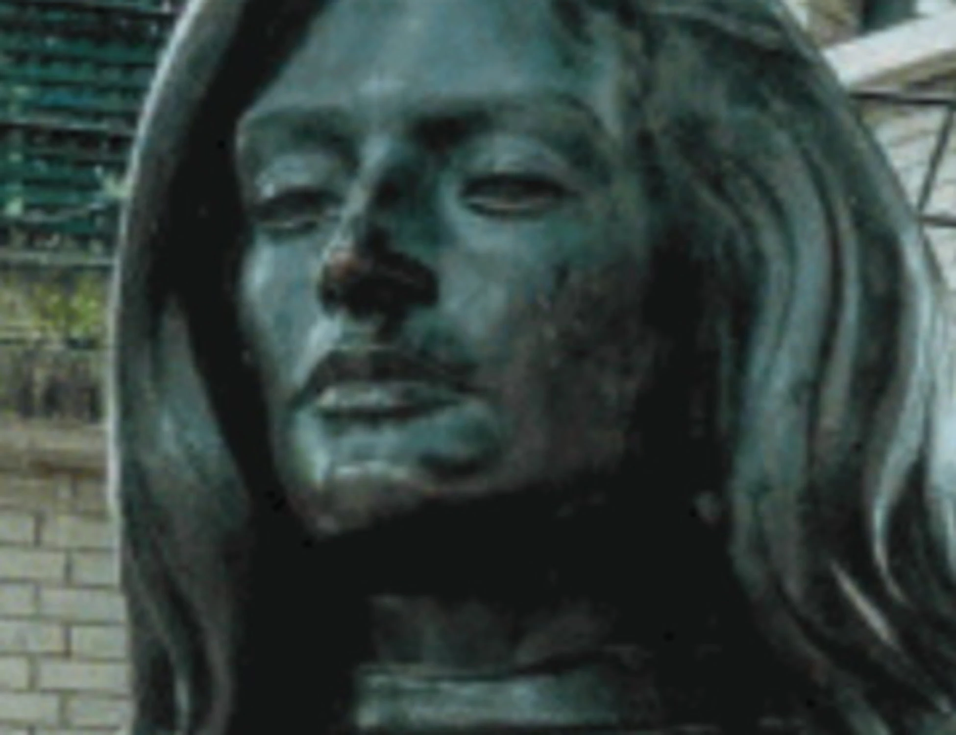 Vietato toccare la statua di Dalida