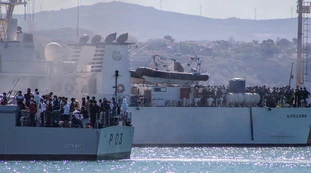 Immigrazione, la "zona franca" offerta dalla Spagna alle Ong: tutto gratis in cambio del "no" agli sbarchi