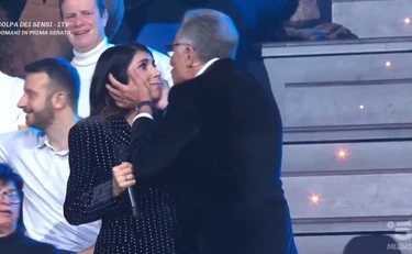 Taratata, Bonolis bacia a tradimento Giorgia: cala il gelo