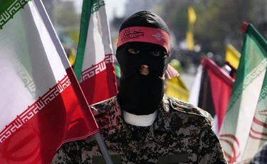 Iran, la giornata di guerra. I Pasdaran: "Prenderemo di mira siti petroliferi Usa"