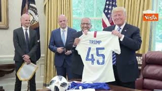 Infantino (Fifa) nel 2018 mostra a Trump i cartellini giallo e rosso nello Studio Ovale