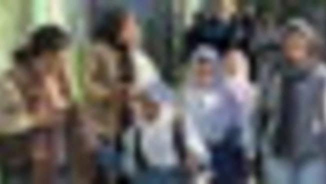 Teheran, l'abbraccio alle madri nel primo giorno di scuola