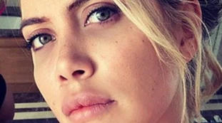 Wanda Nara, un gioco di specchi pazzesco: seno e lato B così, la foto che incendia la domenica