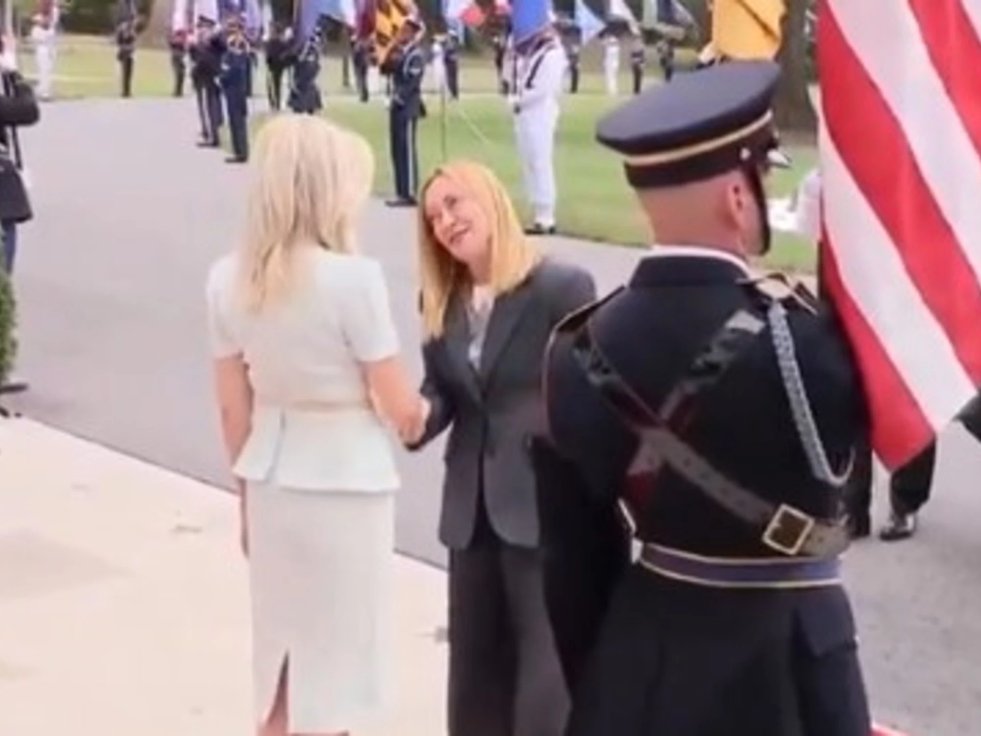 Meloni inchioda Macron: "Che facciamo coi soldati?". Tam tam, vertice a Roma?