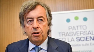 Roberto Burioni a Donald Trump: "Coronavirus, iniezioni e luce solare? La disinformazione fa danni tragici"