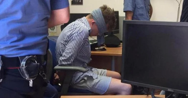 Mario Cerciello Rega ucciso? Un carabiniere indagato per la foto all'americano bendato in caserma