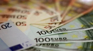 Busta paga, maxi-assegno in arrivo: chi lo intasca e quando