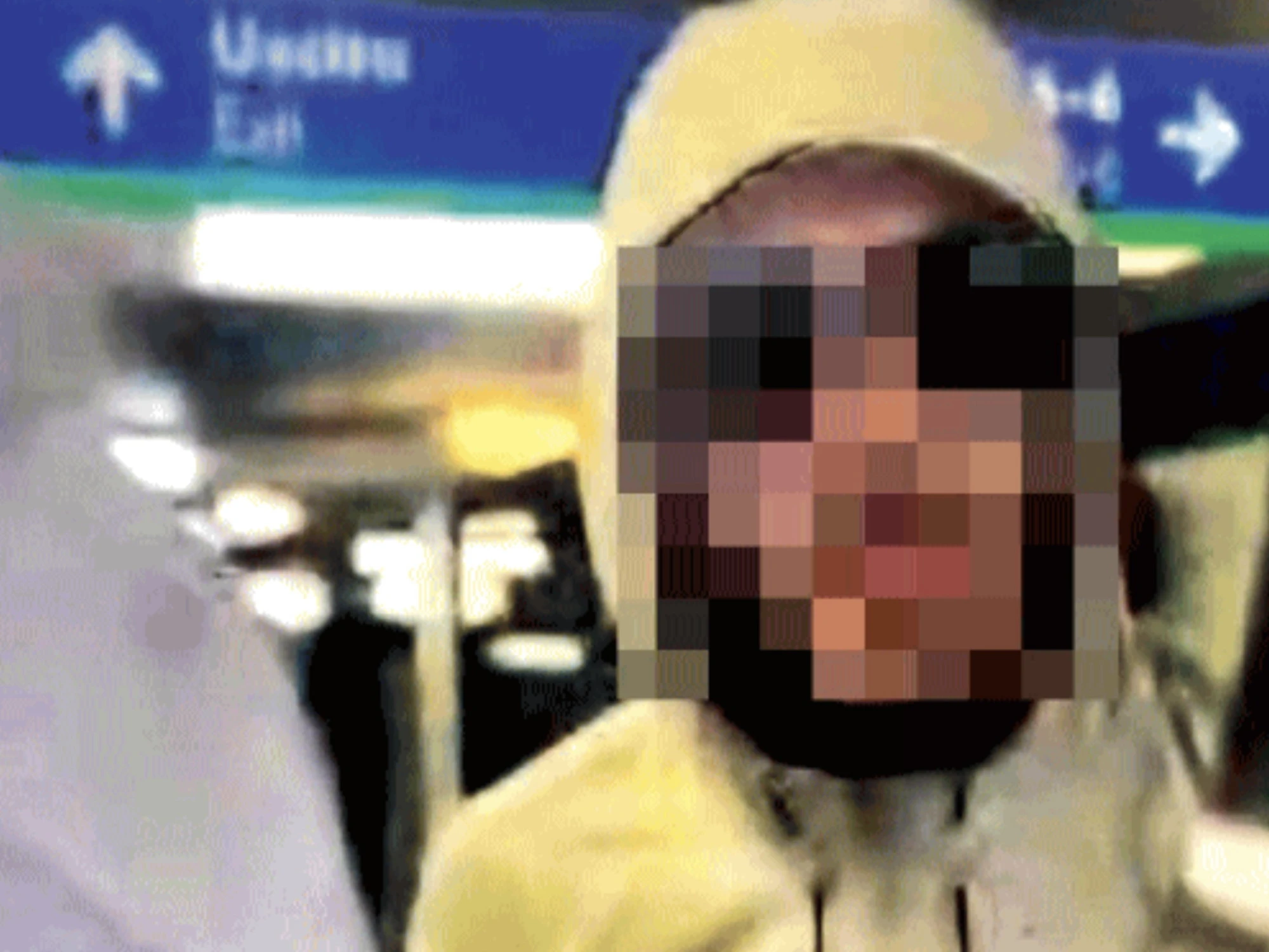 Col machete in metro: "Vedrete l'inferno"