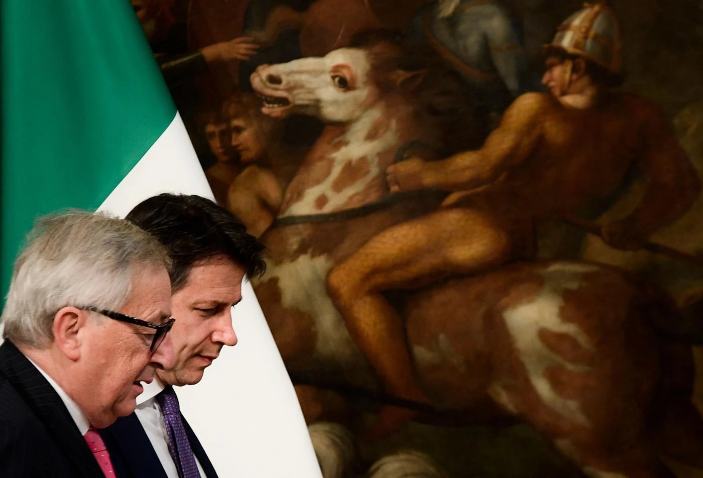 Giuseppe Conte, Jean-Claude Juncker e l'operazione Tsipras: così l'Ue si mangia l'Italia