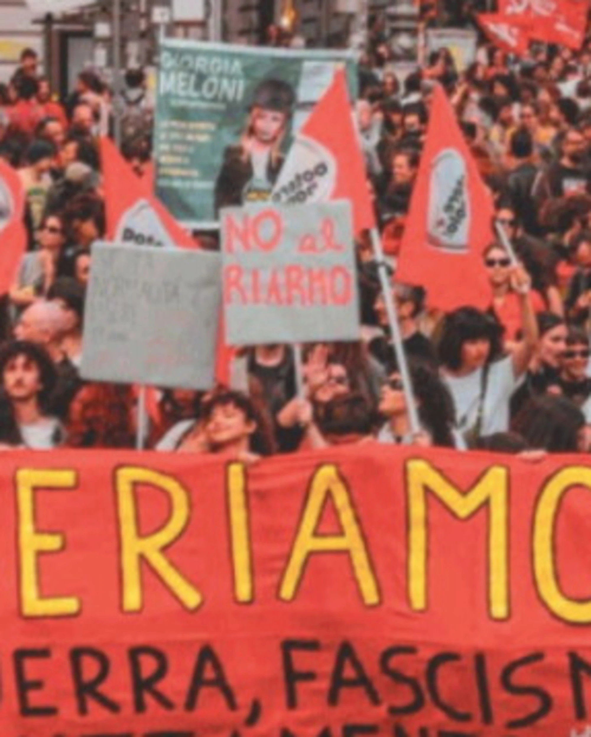 Così la sinistra a Napoli salva i compagni abusivi