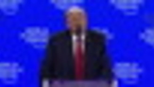 Trump prende in giro Macron con gli occhiali da sole: "Un duro"