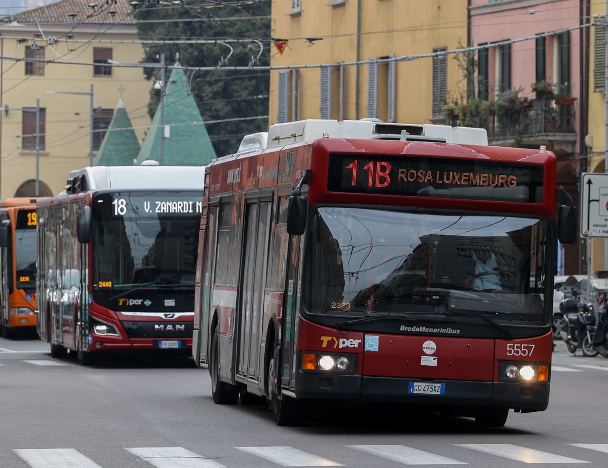 Bologna, 40mila euro per bus gratis ai migranti: l'iniziativa del Pd scatena Fratelli d'Italia