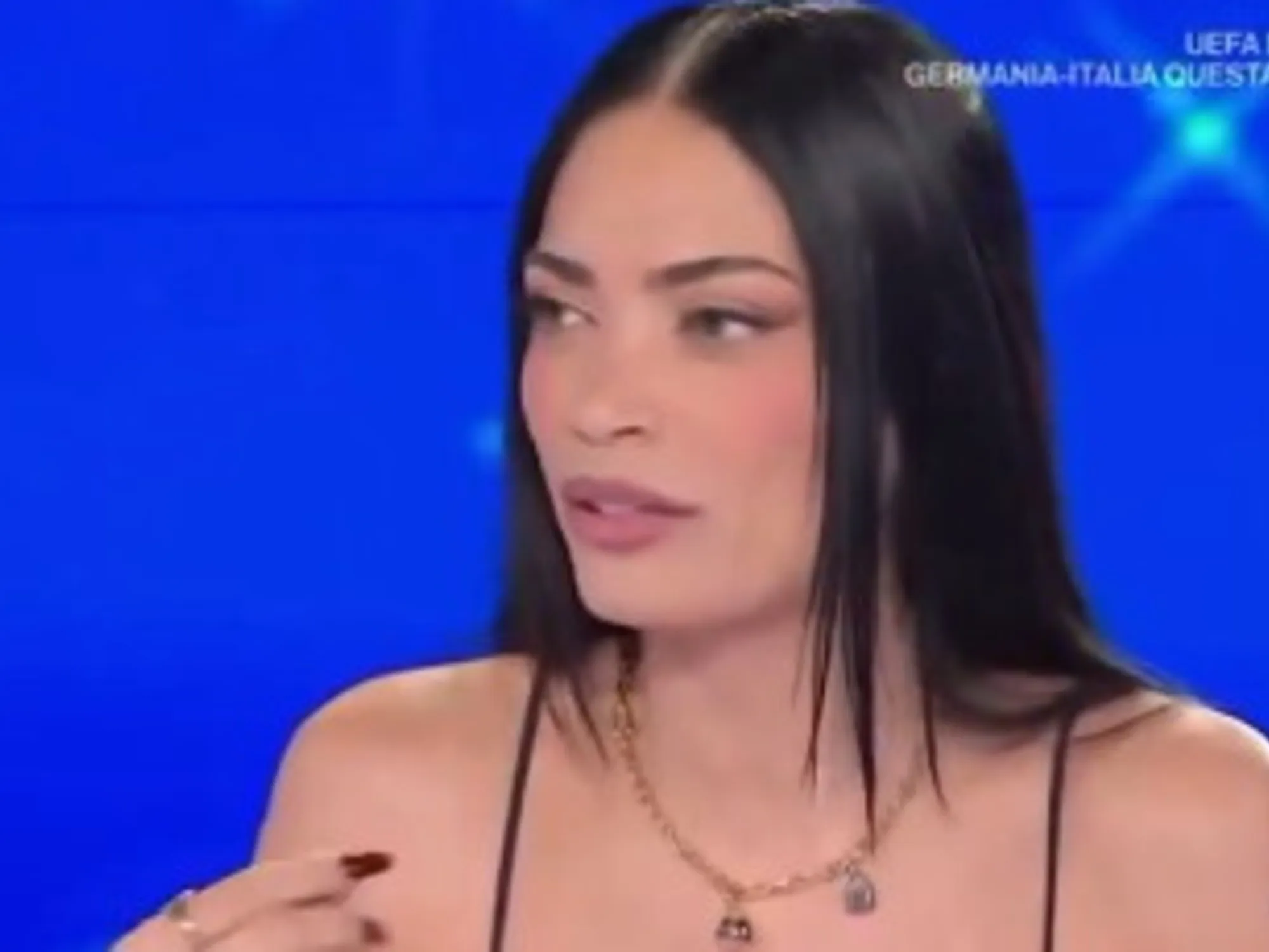 Elodie, a Domenica In le mostrano questa foto e cala il gelo: finisce a insulti