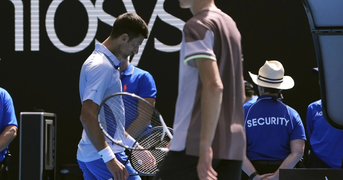 Sinner-Djokovic, il malore durante il terzo set: stop alla partita, la grande paura