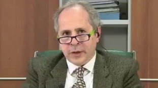 Andrea Crisanti su Luca Zaia: “Venditore di fumo. Tamponi fai da te? Buffonata, mi viene da piangere”