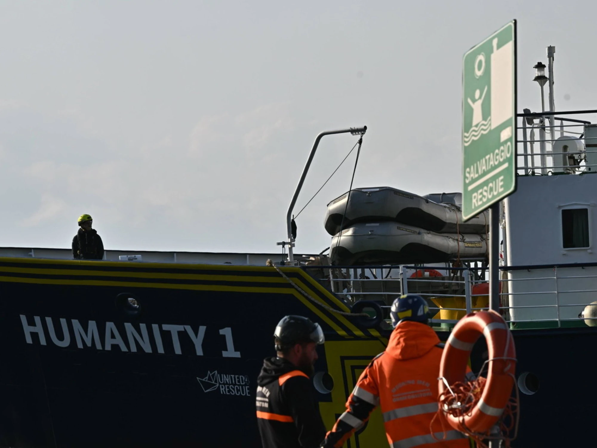 Le Ong dichiarano guerra al governo? "Nave fermata", la stangata di Piantedosi