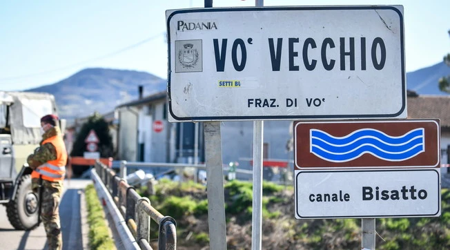 Coronavirus, il virologo del modello Veneto: "Ora il pericolo è la seconda ondata". Emergenza infinita