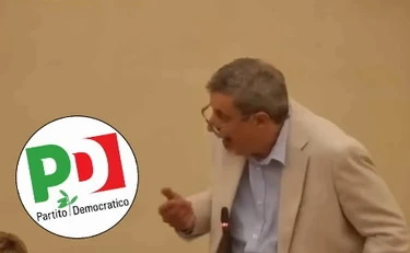 Reggio Emilia, il consigliere del Pd infanga la memoria di Bossi: "Per fortuna è morto"