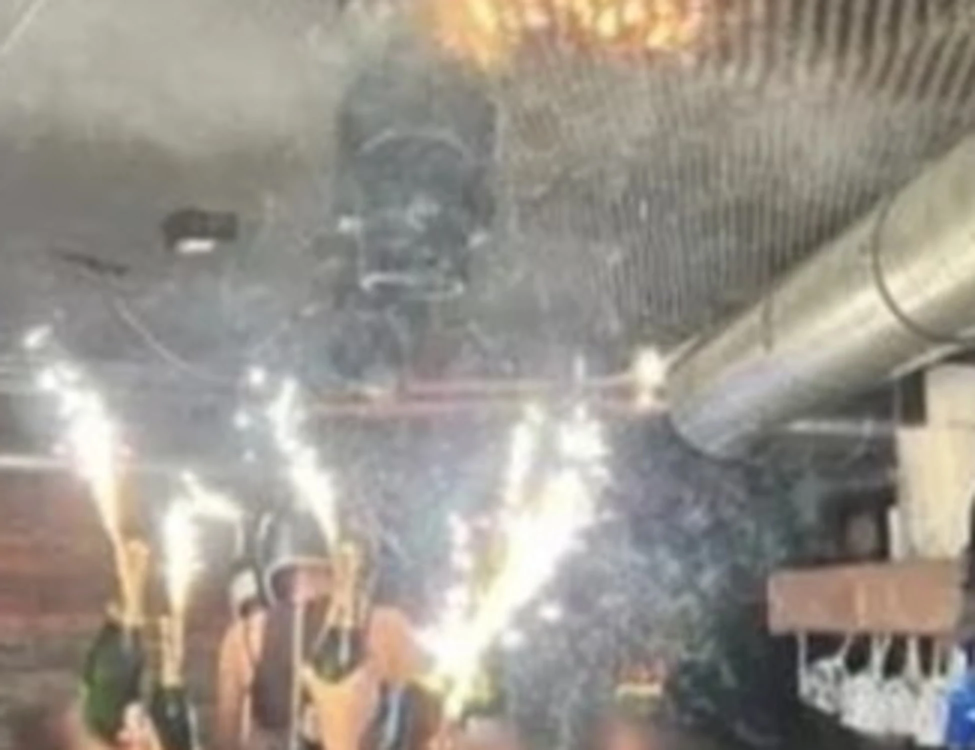 Crans-Montana, "stecche di biliardo per tenere la schiuma al soffitto": un video agghiacciante