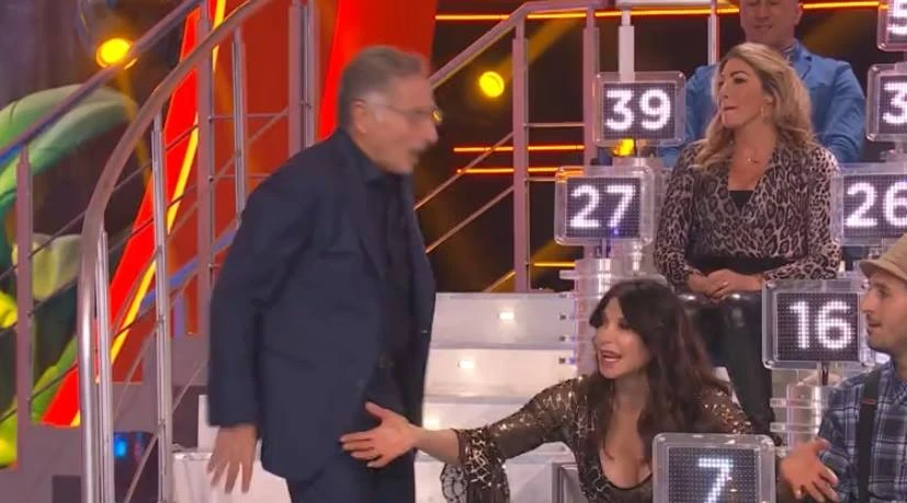 Ciao Darwin, la gaffe di Carmen Di Pietro davanti a Bonolis: "Attenta, così mi tocca la bestiola"