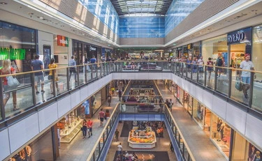 Napoli, chi è l'orco del centro commerciale: violenta un bimbo mentre girava con due bimbe