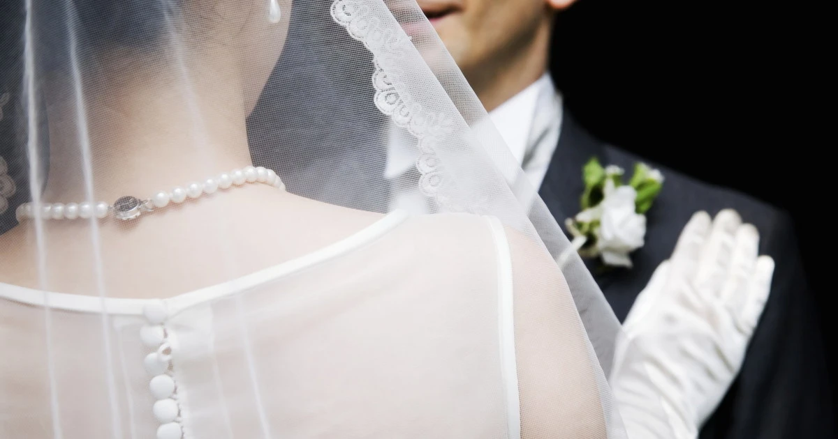 Nozze-choc: sposa trova il marito in bagno con la suocera mentre...