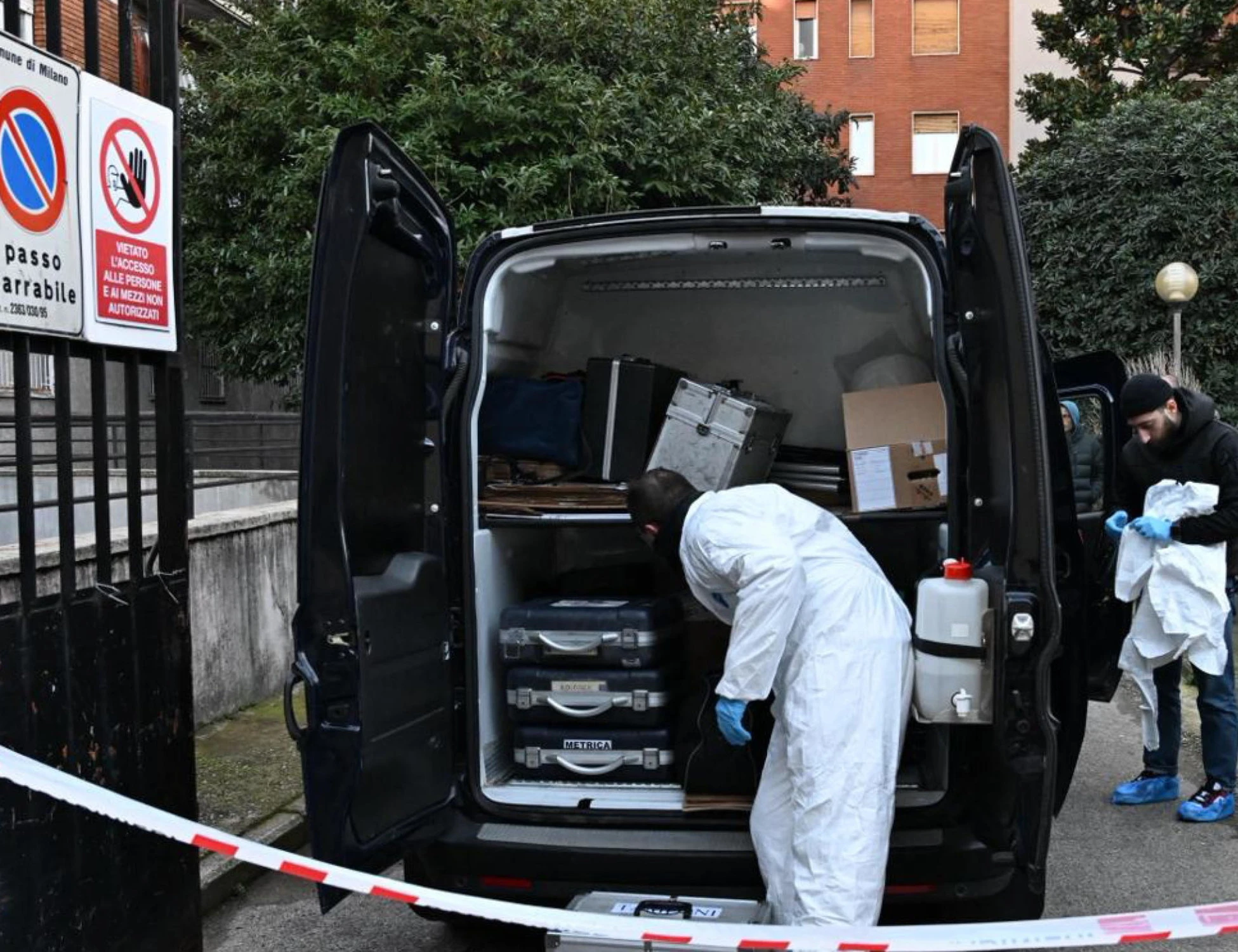Milano, donna trovata morta in cortile: senza maglietta e con segni sul collo