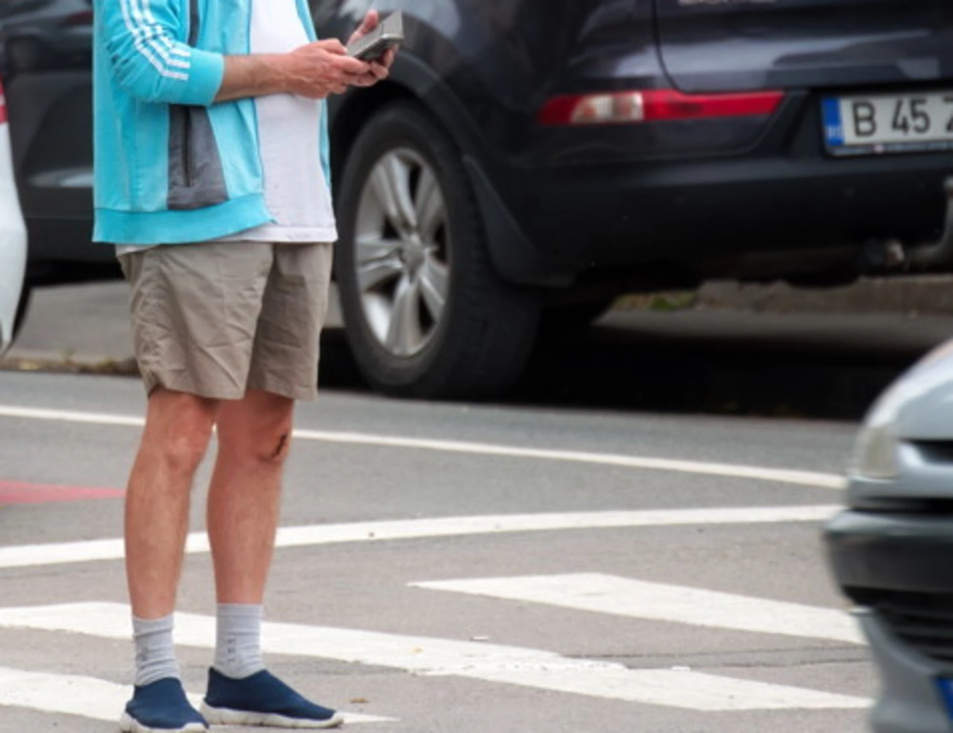 Attraversi la strada guardando il cellulare? Rischi la multa: ecco cosa può cambiare