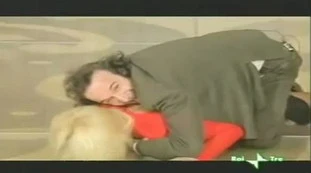 Raffaella Carrà atterrata e palpata da Roberto Benigni: &quot;Passerottina, fammela vedere&quot;. Come andò veramente: clamoroso fuori programma piccante
